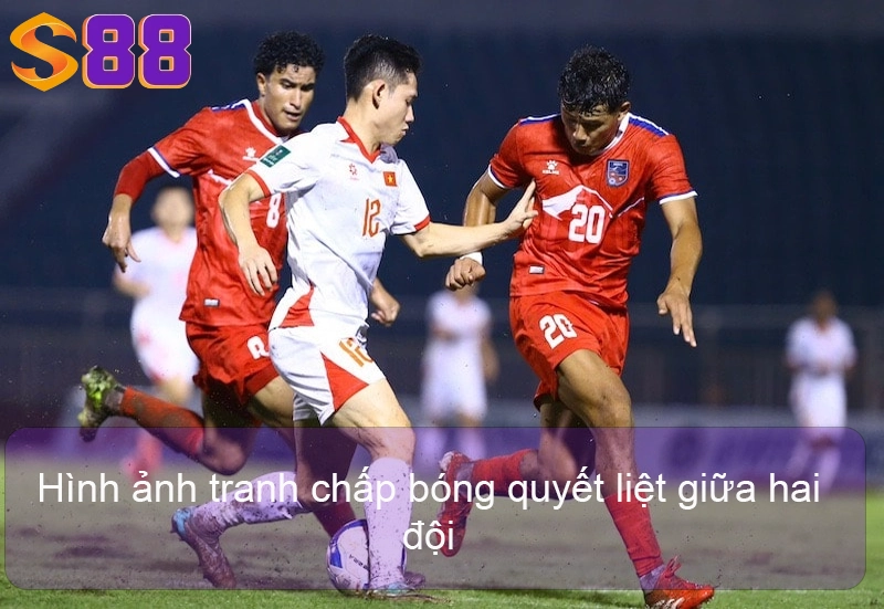 Đội Tuyển Việt Nam Thắng Nepal Ở Vòng Loại Asian Cup 2027 Hình ảnh tranh chấp bóng quyết liệt giữa hai đội.